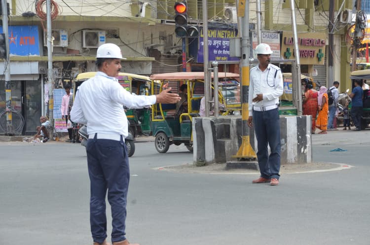 चिलचिलाती धूप और लू की लपट में संभाल रहे ट्रैफिक