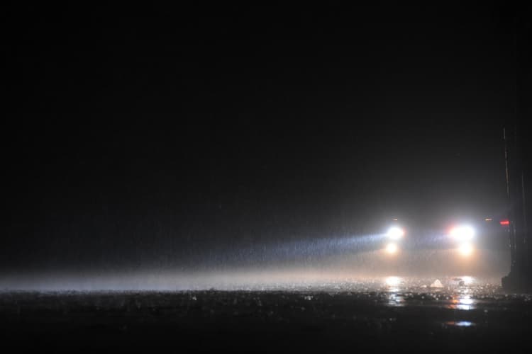 दिन में अघोषित बिजली कटौती, रात में आंधी व बारिश के कारण गुल रही बिजली