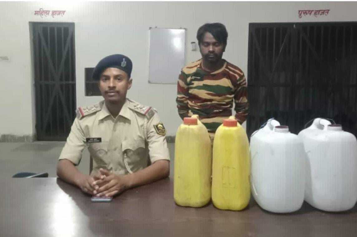 30 लीटर देसी शराब के साथ शराब तस्कर गिरफ्तार