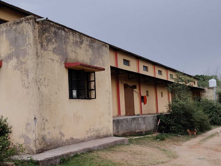 गोदाम बनाने के नाम पर फूंक दी गयी करोड़ों की राशि