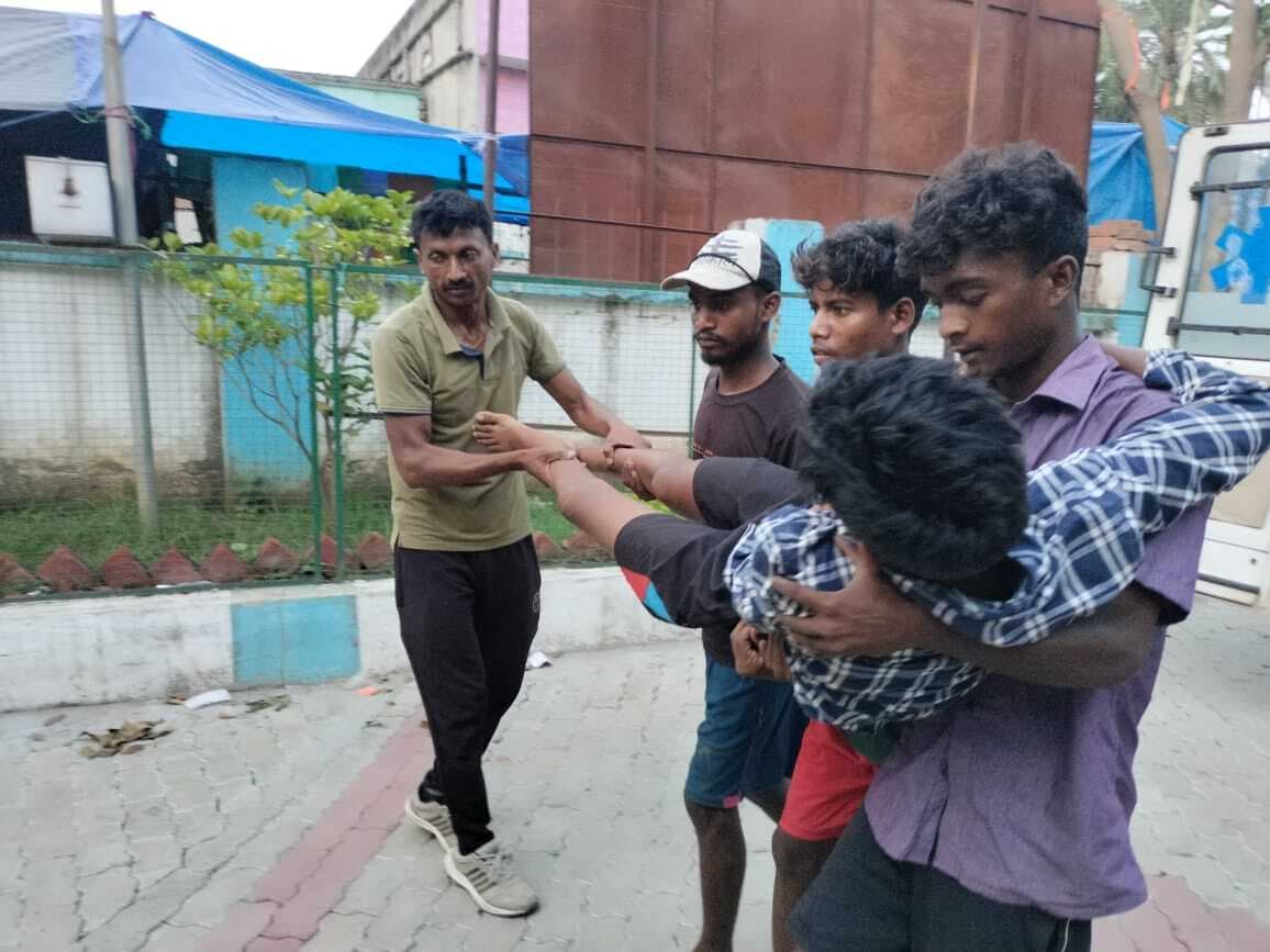 हादसा ::बाराती लेकर जा रहा टेंपो पलटा, दो लोग घायल