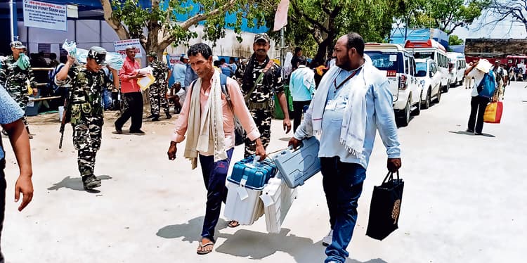 कर्मचारियों व अफसरों से सज गये पोलिंग बूथ, करें मतदान