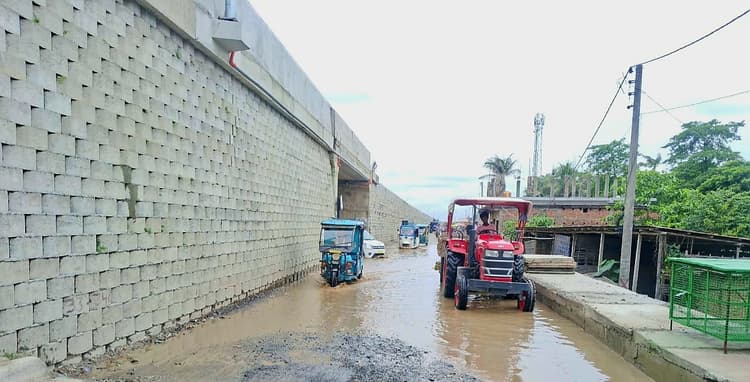 निर्माणाधीन सर्विस रोड पर बरसाती जलजमाव से आवागमन में परेशानी