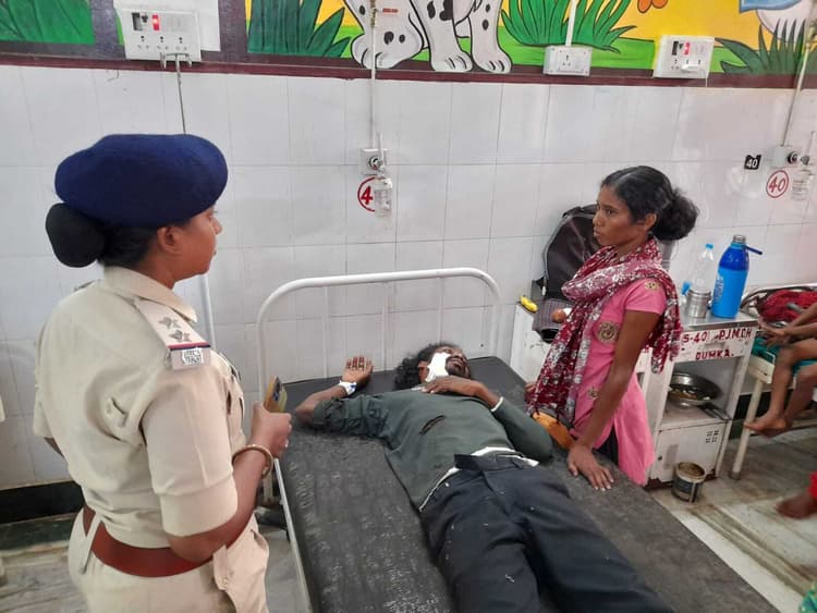 हाइवा के धक्के से बाइक सवार युवक की मौत, एक घायल, दुमका-पाकुड़ पथ पर मुफस्सिल थाना क्षेत्र के मंझियारा गांव की घटना