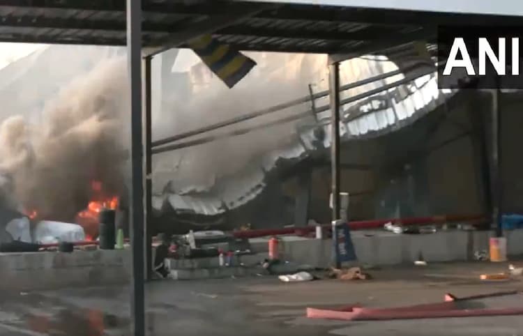 Gujarat Fire: गुजरात में ‘गेमिंग जोन’ में लगी भीषण आग, बच्चों समेत 20 लोगों की मौत, पीएम मोदी ने जताया दुख
