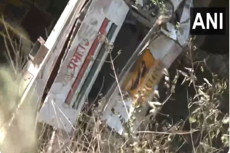 यूपी से जम्मू-कश्मीर के शिव खोड़ी जा रही बस खाई में गिरी, अबतक 21 की मौत, राष्ट्रपति ने जताया शोक