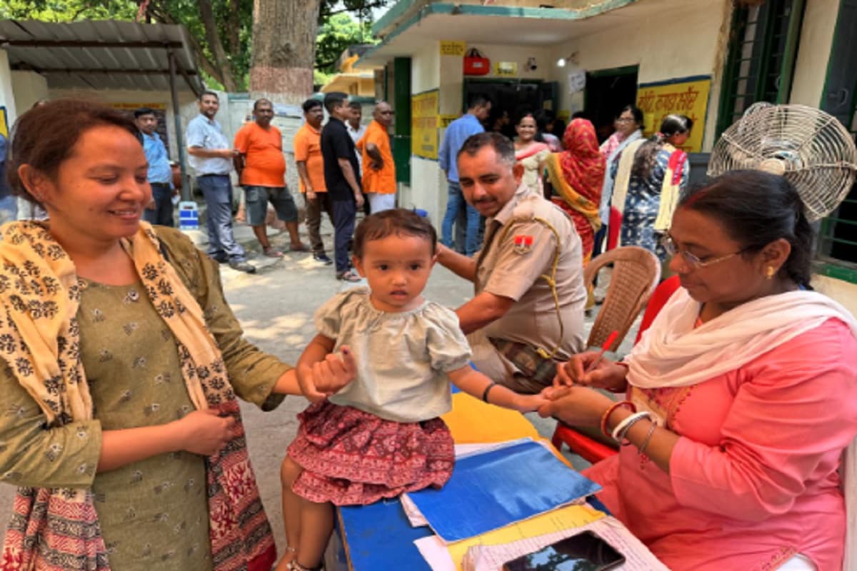 जमशेदपुर में ढाई साल की बच्ची की जिद के आगे झुकना पड़ा मतदान कर्मियों को, ऐसे हुई उसकी डिमांड पूरी