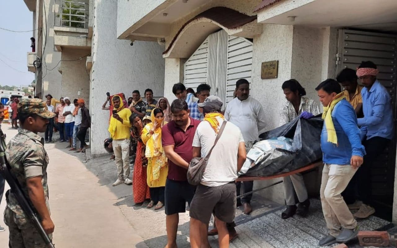 रामगढ़ के विद्या नगर में दिन-दहाड़े बुजुर्ग महिला की हत्या, युवती समेत 4 लोग घुसे थे घर में