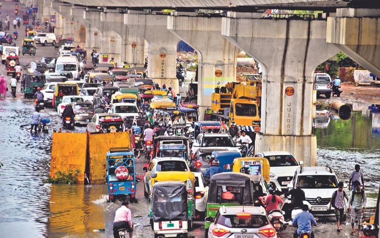Jharkhand Weather: 45 मिनट की बारिश में रांची जलमग्न, सड़कों पर बहने लगा नाली का काला पानी, जानें मानसून कब पहुंचेगा झारखंड