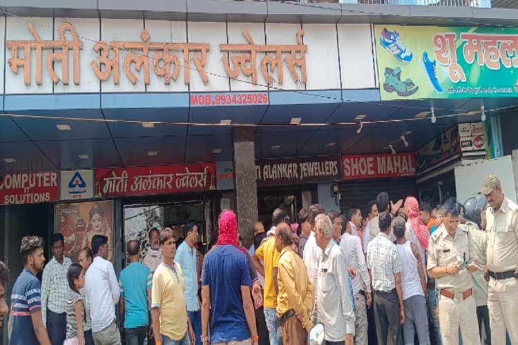 बोकारो में ज्वेलरी दुकान पर अपराधियों ने चलायी गोली, आक्रोशित व्यवसायियों ने सड़क किया जाम