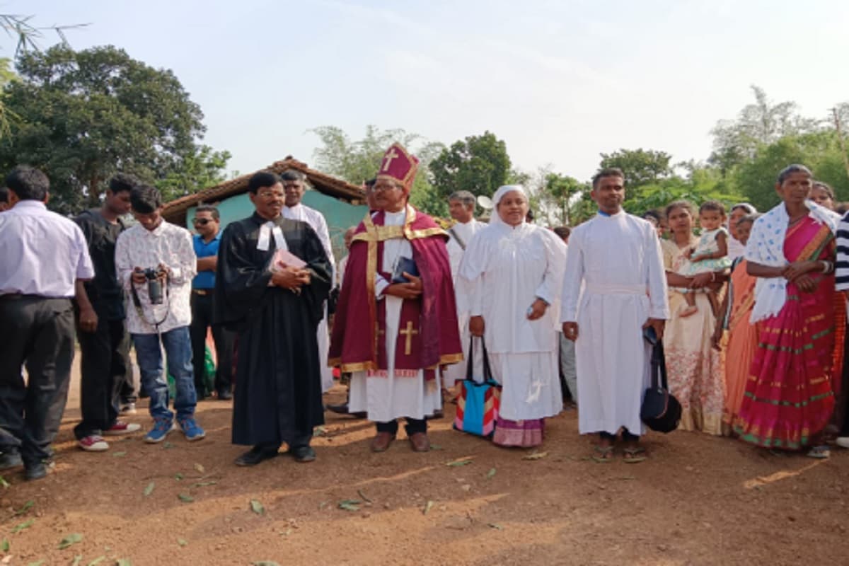 खूंटी में 61 मसीही विश्वासियों ने लिया दृढ़ीकरण संस्कार