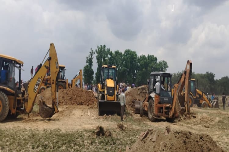 लोहरदगा में बड़ा हादसा, कुआं खुदाई के दौरान 4 मजदूर जमीन के अंदर दबे