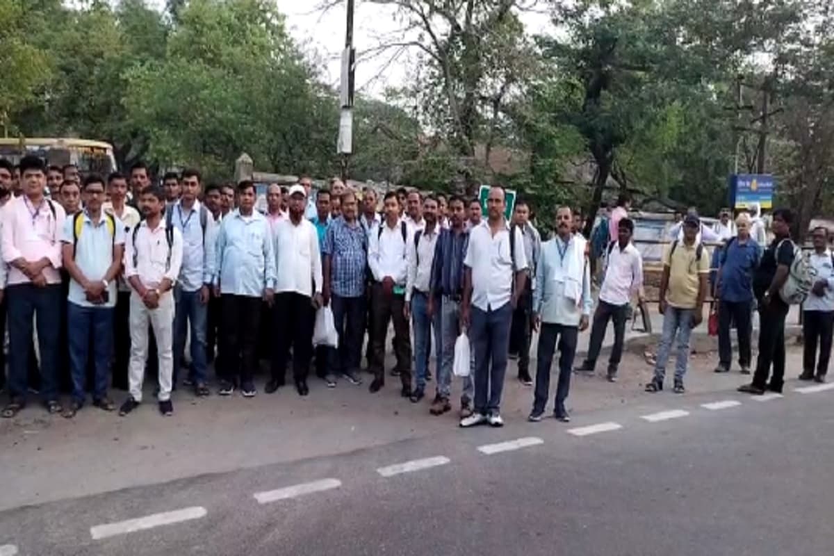 Lok Sabha Chunav: झारखंड के पलामू में मतदान कर्मियों ने जमकर काटा बवाल, जानें पूरा मामला