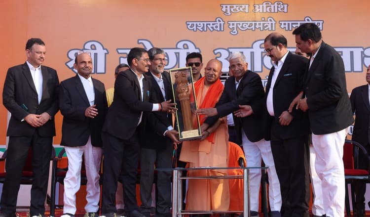 Lok Sabha Election 2024: अधिवक्ता और उनकी यूनिफॉर्म विश्वास का प्रतीक, वाराणसी में सीएम योगी