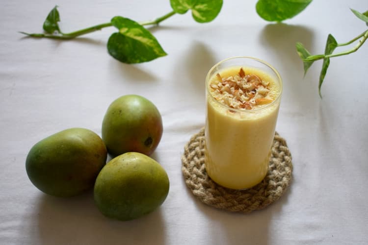 Mango Smoothie Recipe: गर्मियों के मौसम में ट्राई करिए ये स्वादिष्ट मैंगो स्मूदी