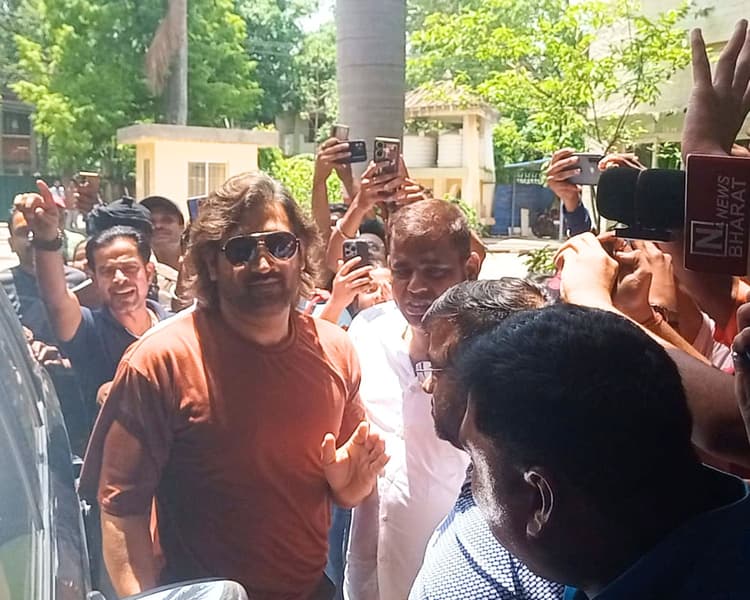 MS Dhoni मतदान करने के लिए इकॉनमी क्लास में बेंगलुरु से रांची पहुंचे, फ्लाइट में फैंस ने बजाई तालियां