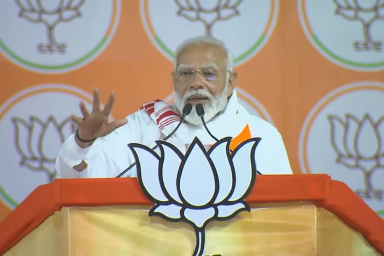 PM Modi in Jharkhand: पीएम मोदी ने कांग्रेस और जेएमएम पर साधा निशाना, बोले-ये किस मुंह से मांगते हैं वोट