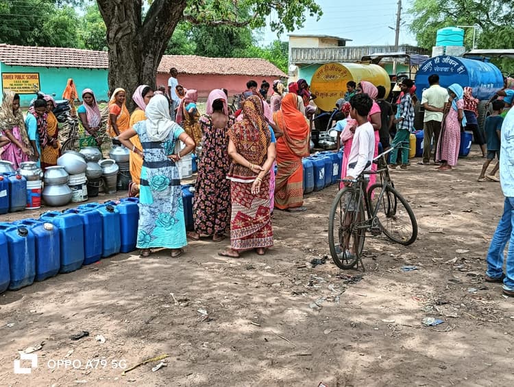 भूगर्भीय जलस्तर 700-800 फीट पहुंचा, सारे चापाकल फेल, बूंद-बूंद पानी के लिए तरस रहे लोग