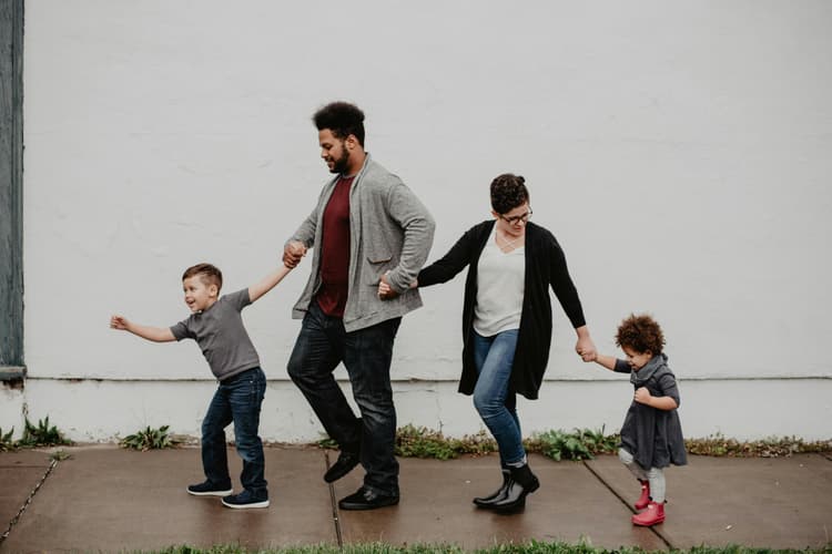 Parenting Tips: अपने बच्चे की भावनाओं को कहीं दबा तो नहीं रहे आप?