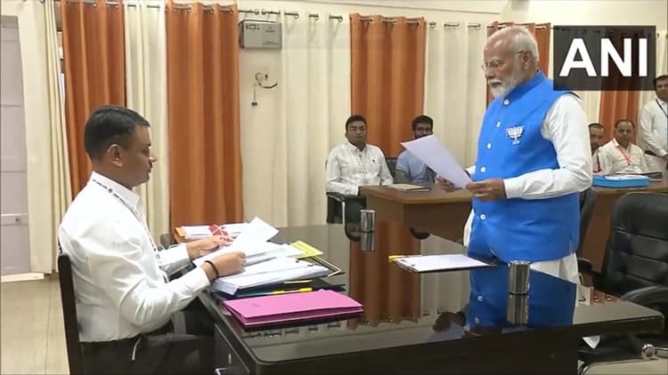 PM Modi Varanasi News: पीएम नरेंद्र मोदी ने वाराणसी से किया नामांकन