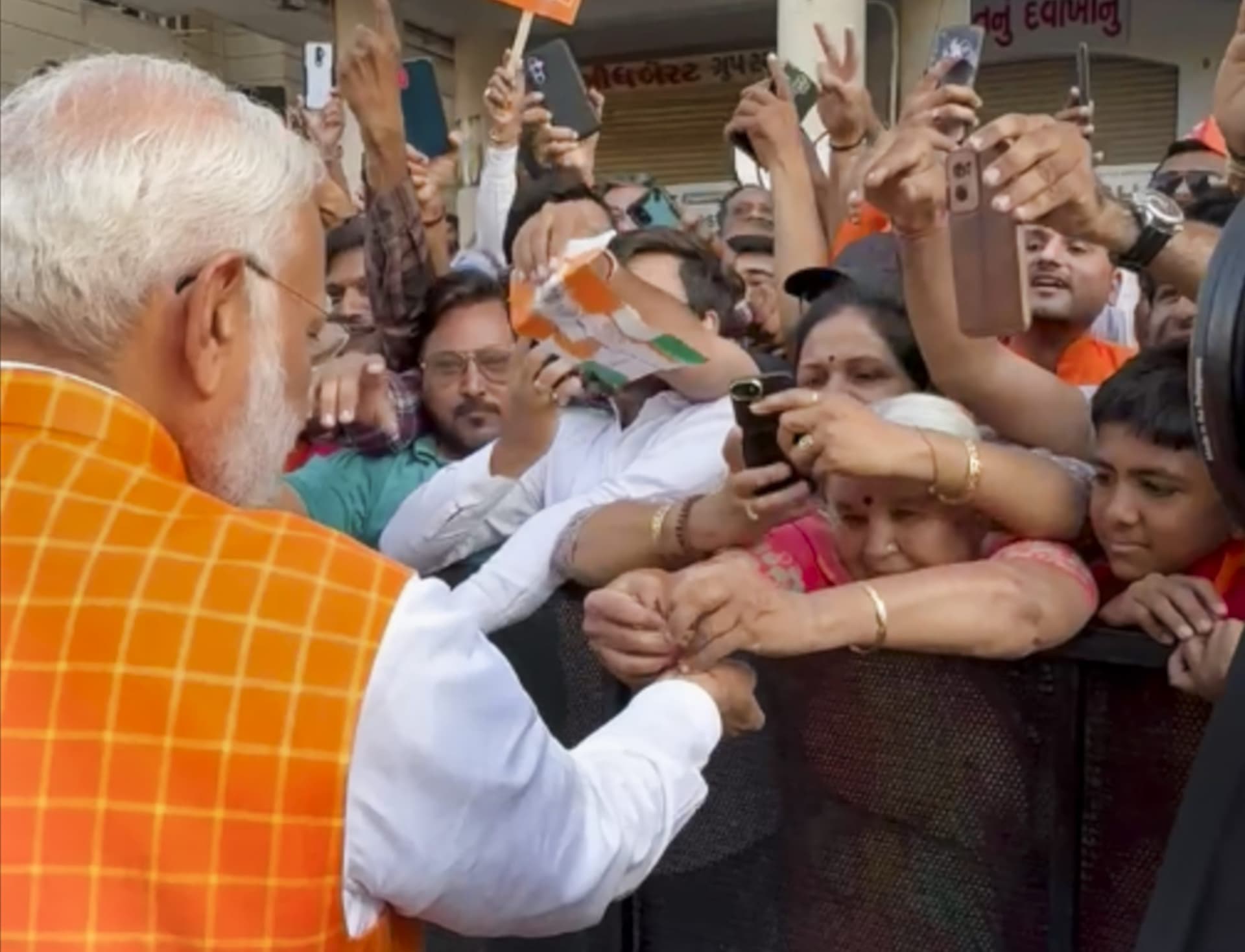 Narendra Modi का वोटिंग के दौरान दिखा अनोखा अंदाज, महिला ने बांधा रक्षा सूत्र, भावुक हुईं महिलाएं