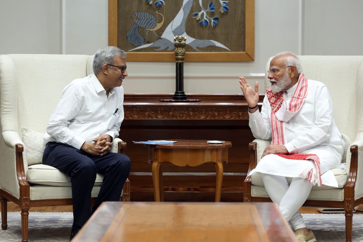 पीएम नरेंद्र मोदी के साथ प्रभात खबर के प्रधान संपादक आशुतोष चतुर्वेदी