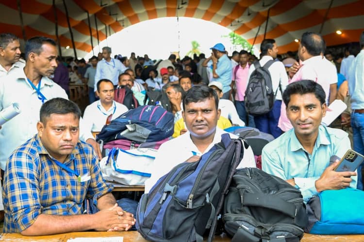 लोकसभा चुनाव 2024: झारखंड में सातवें व अंतिम चरण के मतदान के लिए देवघर के डिस्पैच सेंटर से पोलिंग पार्टियां रवाना, 1 जून को है वोटिंग