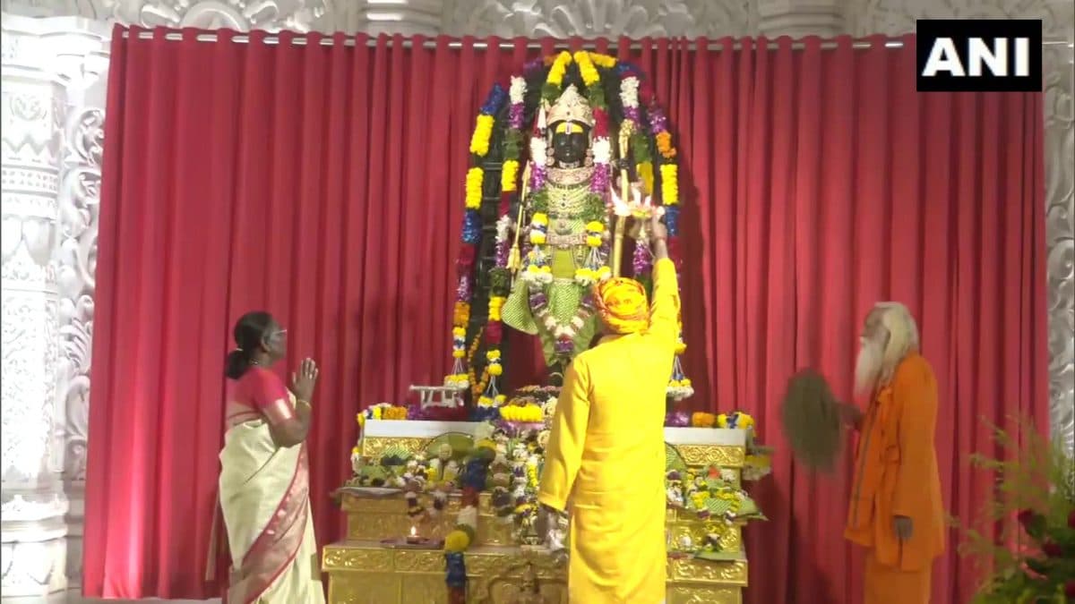 President Draupadi Murmu: राष्ट्रपति द्रौपदी मुर्मू ने किए रामलला के दर्शन, गर्भ गृह में की पूजा-अर्चना President Draupadi Murmu: राष्ट्रपति द्रौपदी मुर्मू ने किए रामलला के दर्शन, गर्भ गृह में की पूजा-अर्चना