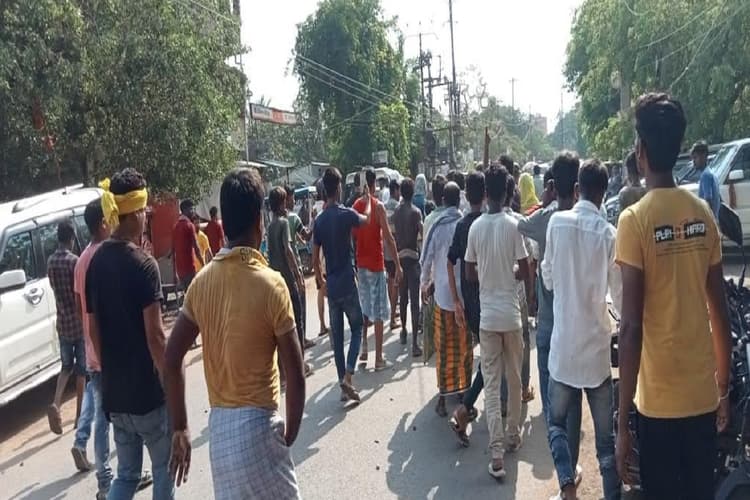 पाकुड़ में ट्रैक्टर की चपेट में आने से दो युवकों की मौत, आक्रोशित ग्रामीणों ने पुलिस पर किया पथराव