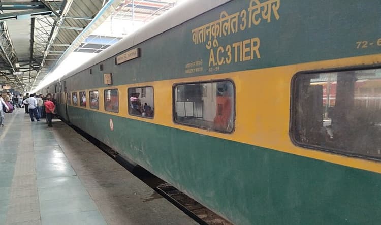गरीबरथ से आय के मामले में मुजफ्फरपुर जंक्शन दूसरे पायदान पर, तीसरे स्थान पर रही नई दिल्ली