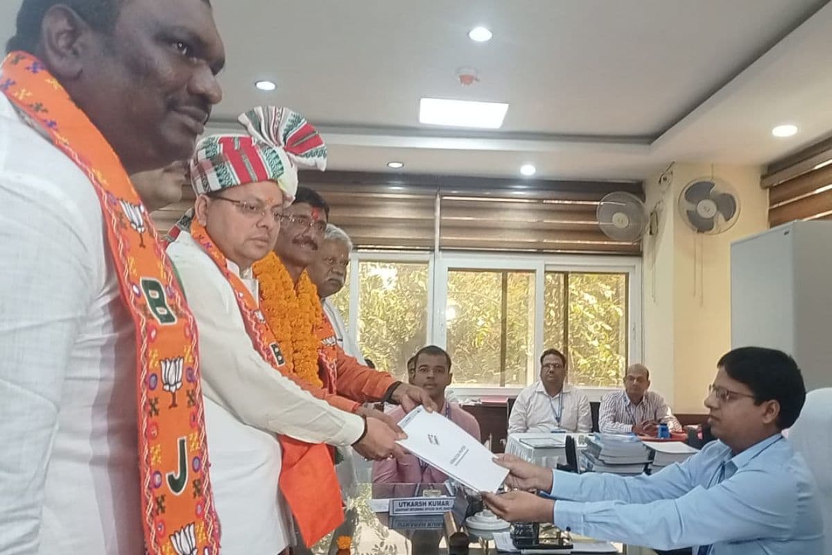 PHOTOS: संजय सेठ ने रांची से किया नामांकन, समर्थकों पर JCB से की गई फूलों की बारिश