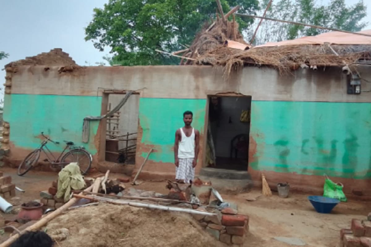 Jharkhand Weather: सरायकेला में मौसम ने मचायी तबाही, कई घरों के उड़े छप्पर, गिरे पेड़