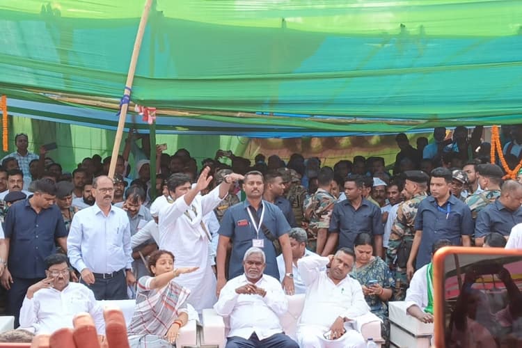 Lok Sabha Election 2024 : सीएम चंपाई सोरेन के साहिबगंज की चुनावी सभा में पहुंचने से पहले ही टूट गया मंच