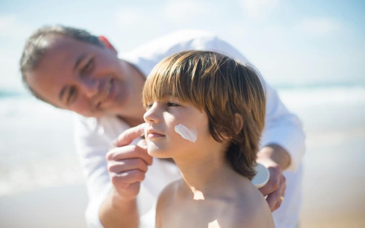 Skin Care Tips: कड़ी धूप में घर से जा रहे हैं बाहर? स्किन केयर रूटीन में शामिल करें ये आदतें