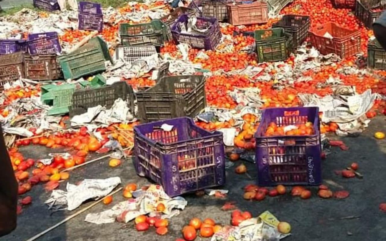 दिल्ली से ओडिशा जा रहा ट्रक झारखंड में दुर्घटनाग्रस्त होकर पलटा, मच गई टमाटर की लूट