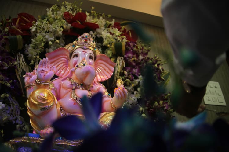 जीवन में चाहिए सफलता और धन का लाभ? घर में रखें ये चीजें