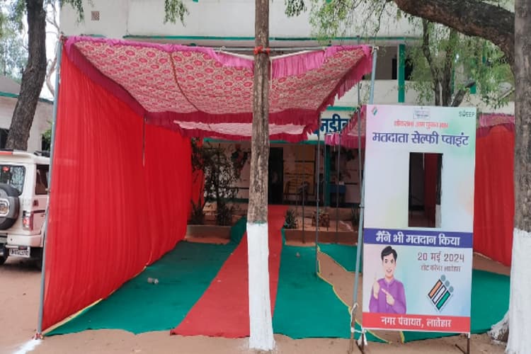 लातेहार में लोकसभा चुनाव को लेकर तैयारियां पूरी, 10 मतदान केंद्र महिला कर्मियों के हाथ में