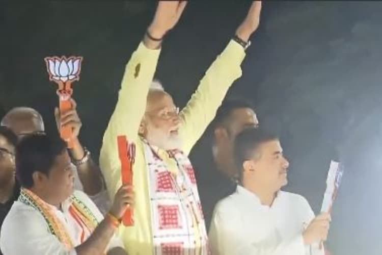 लोकसभा चुनाव 2024: पीएम नरेंद्र मोदी ने कोलकाता में किया भव्य रोड शो, फूल बरसा कर लोगों ने किया स्वागत