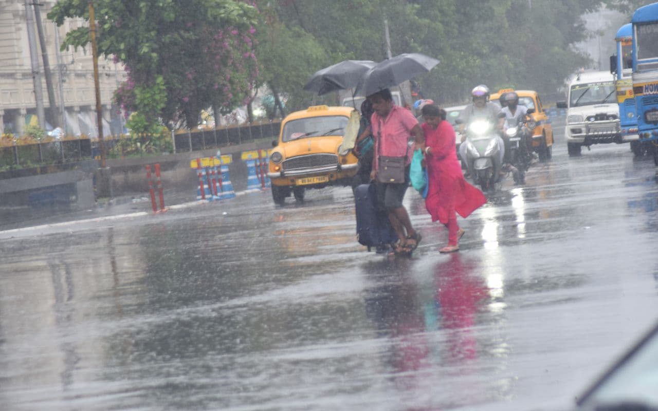 WB News: बंगाल में रेमल चक्रवात ने मचाया कहर, कोलकाता में दीवार गिरने से 2 की मौत