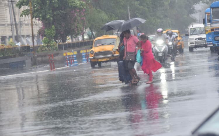 WB News: बंगाल में रेमल चक्रवात ने मचाया कहर, कोलकाता में दीवार गिरने से 2 की मौत