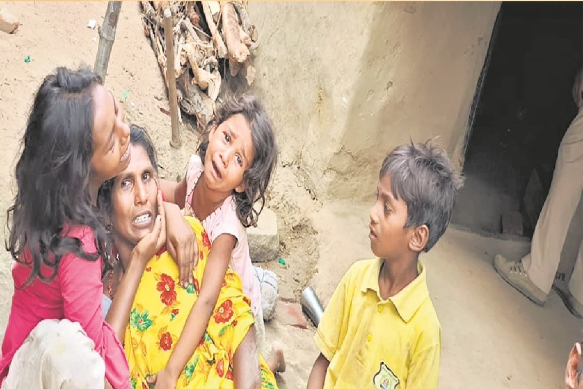 Gaya Crime News: शेरघाटी में छोटे भाई के साथ सो रही इंटर की छात्रा का गला काटकर हत्या Gaya Crime News: शेरघाटी में छोटे भाई के साथ सो रही इंटर की छात्रा का गला काटकर हत्या