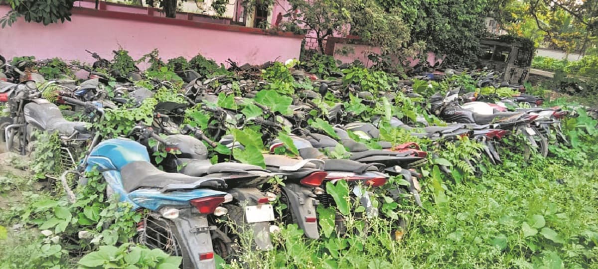 Madhepura News : मालिकों की गलतियां भुगत रहे वाहन… थाने में सड़ रहीं दर्जनों जब्त गाड़ियां