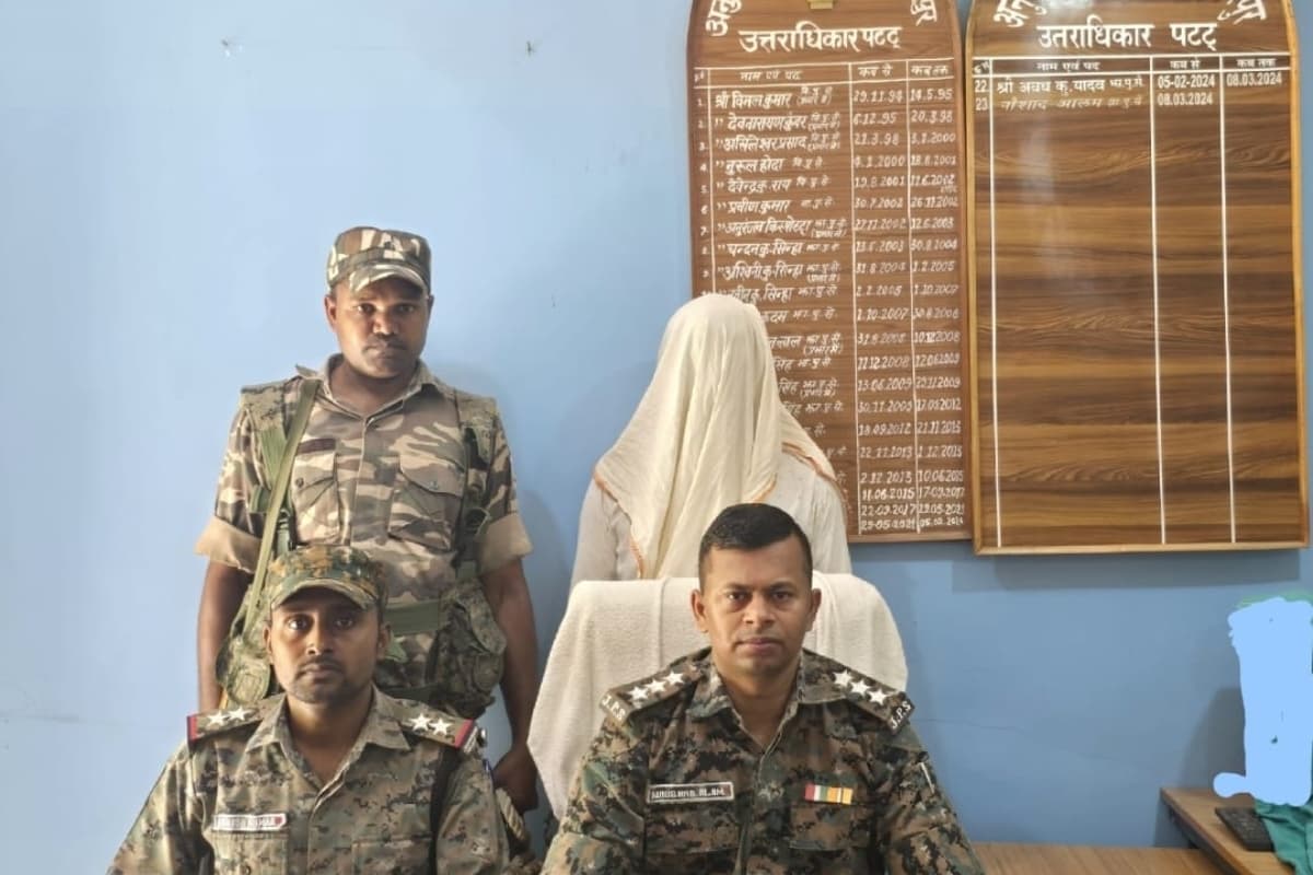 Palamu News: नक्सलियों के डॉक्टर को पलामू पुलिस ने किया गिरफ्तार, लंबे अरसे से थी तलाश Palamu News: नक्सलियों के डॉक्टर को पलामू पुलिस ने किया गिरफ्तार, लंबे अरसे से थी तलाश