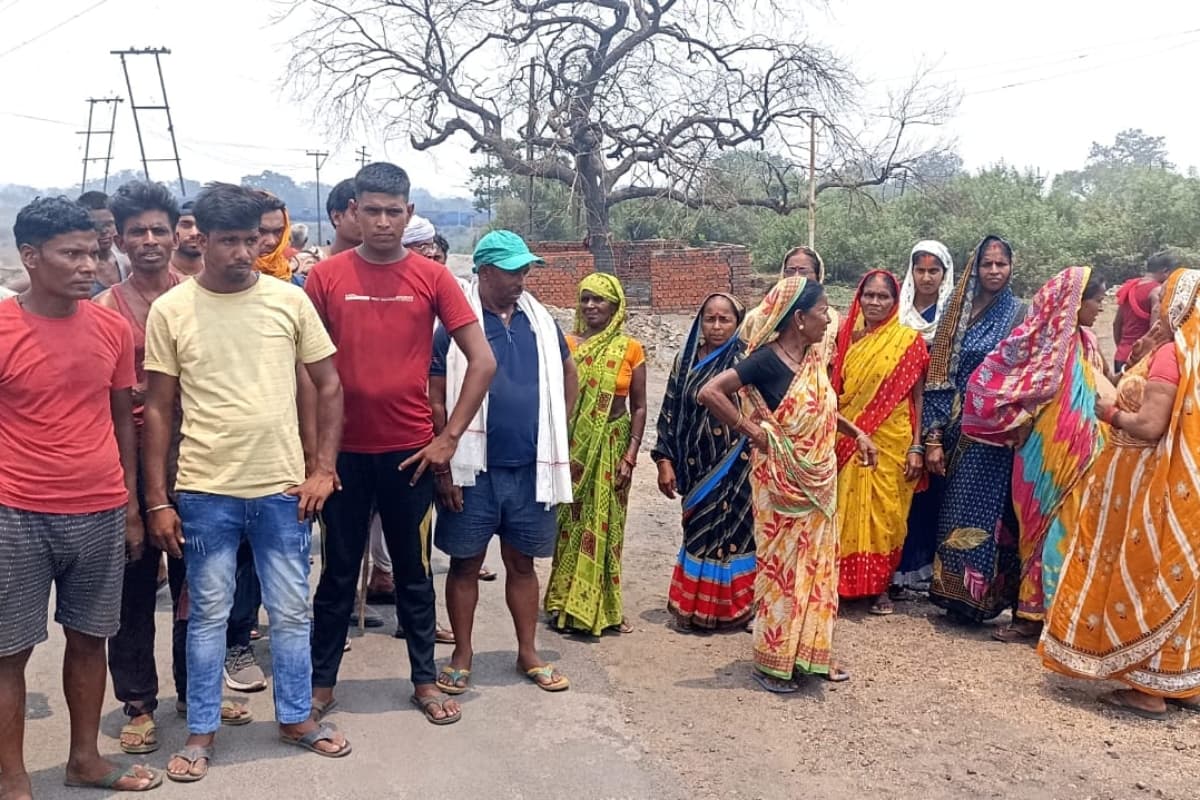 धनबाद : बीसीसीएल अधिकारियों को ग्रामीणों ने खदेड़ा, विरोध के बाद नहीं गाड़ने दिया बिजली पोल