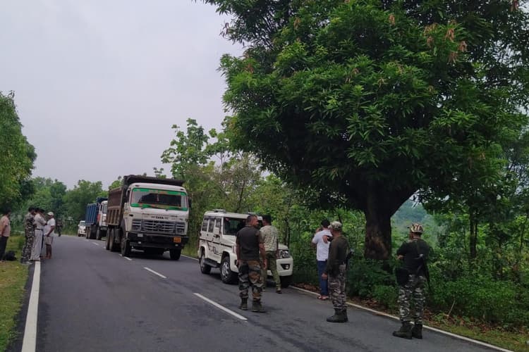रांची : तमाड़ विधायक विकास मुंडा की पत्नी ने पीछा कर पकड़वाया अवैध बालू लदा हाईवा, पुलिस ने किए दो वाहन जब्त