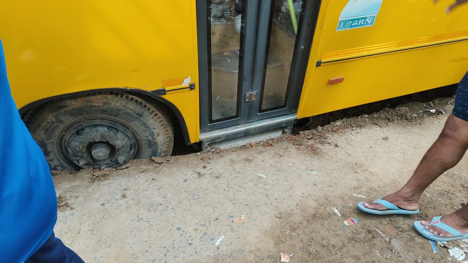 भागलपुर में बारिश ने बढ़ाई परेशानी, हर तरफ कीचड़ और जलजमाव, सड़क पर फंसी स्कूल बस