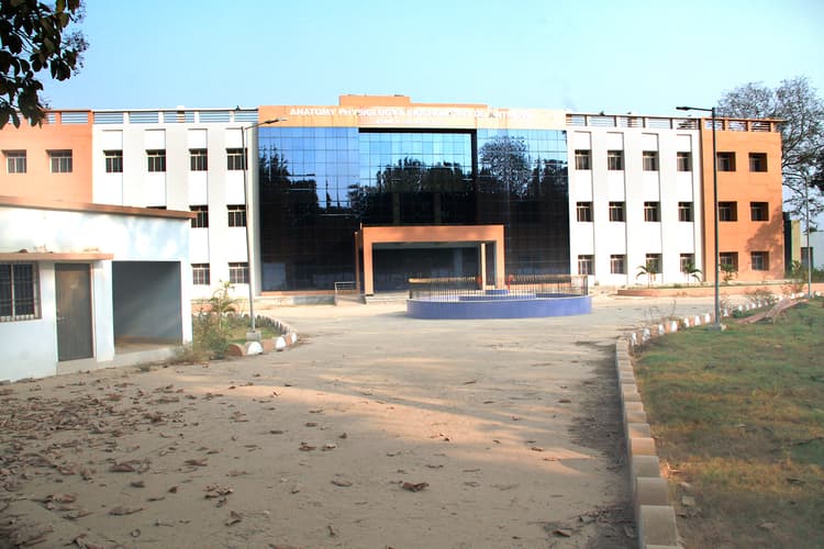 5 साल पहले बनकर तैयार हुई थी JLNMCH की ये चमचमाती बिल्डिंग, पर अब तक रोशनी भी नहीं पहुंची