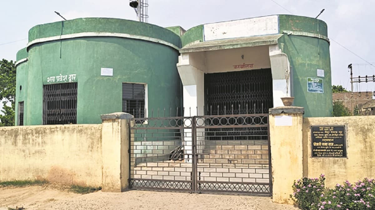 मुंगेर लाल दरवाजा में बंद पड़ा विद्युत शवदाह गृह.