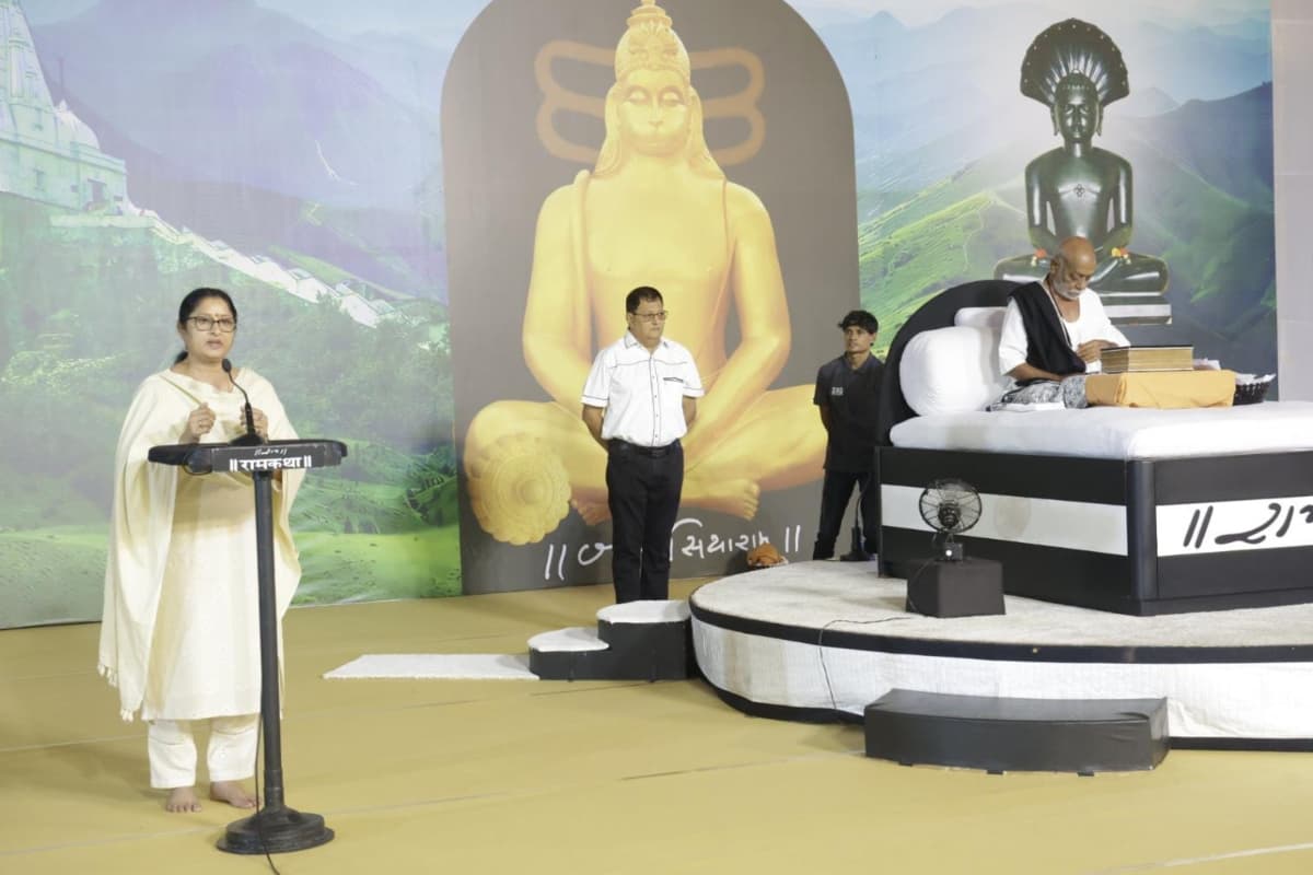 गिरिडीह में मोरारी बापू ने कहा-रामकथा से हटेगा कली का प्रकोप