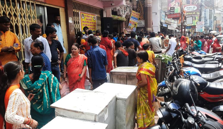 गरीबनाथ मंदिर में छठे दिन भी जारी रहा धरना, सेवइतों और पुजारियों के समर्थन में बंद रहीं प्रसाद और फूल माला की दुकानें